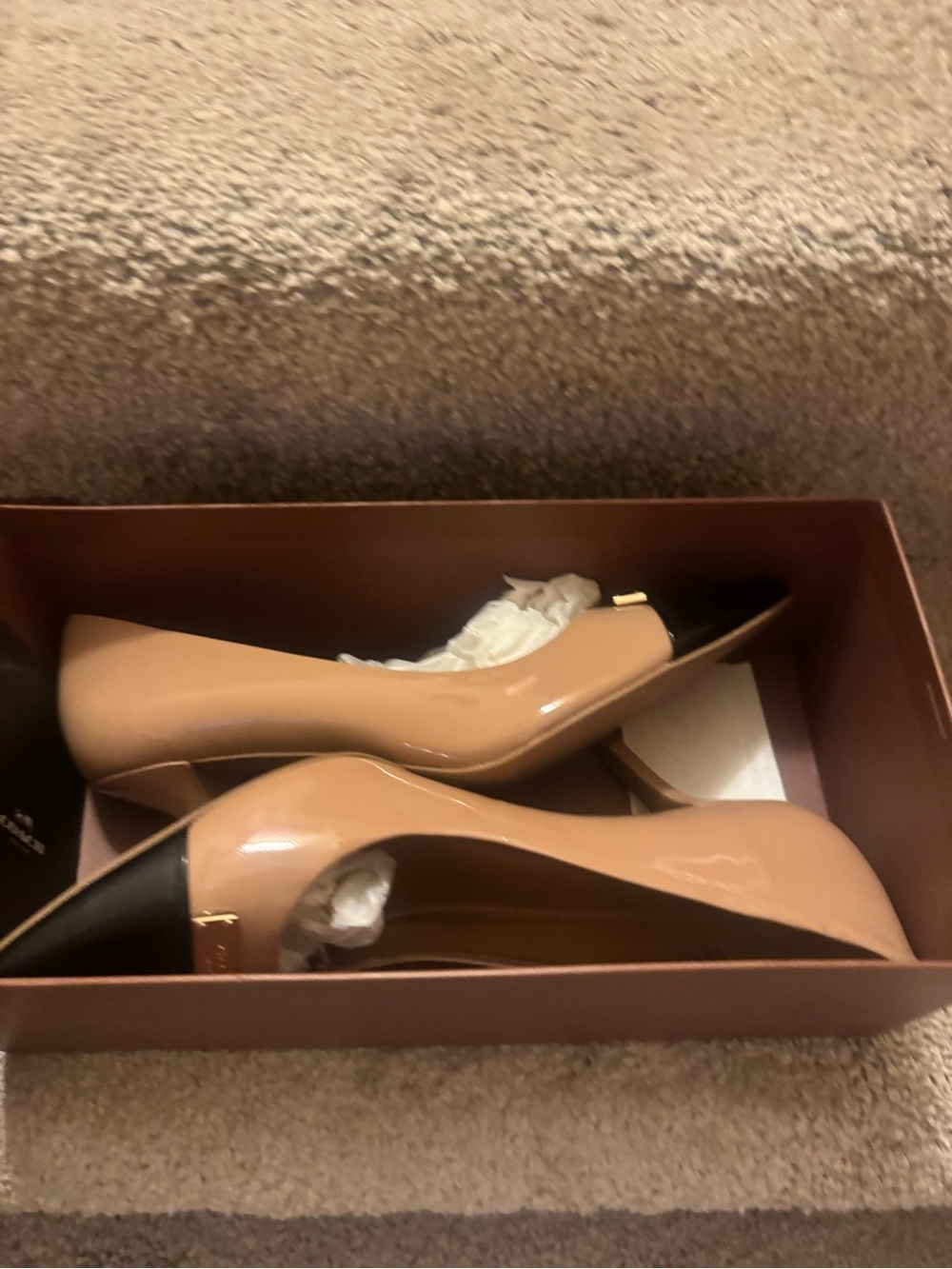 NWT Coach Two-Tone Tan and Black Pointed-Toe Pump - Picture 2 of 10